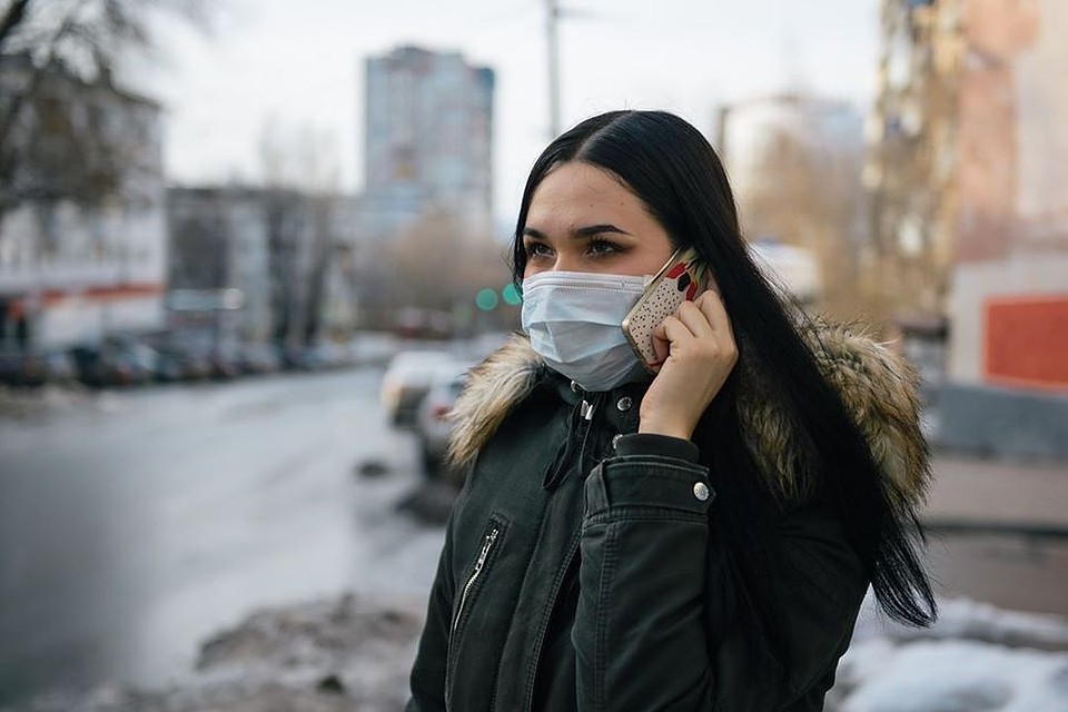 Новосибирцам лучше не выходить из дома, а если приходится идти в магазин, то лучше совершать прогулку в средствах защиты.