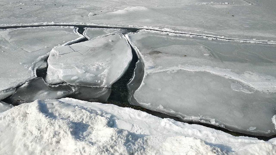 Теплая погода сделала лед особо опасными. Фото: сайт администрации Владивостока