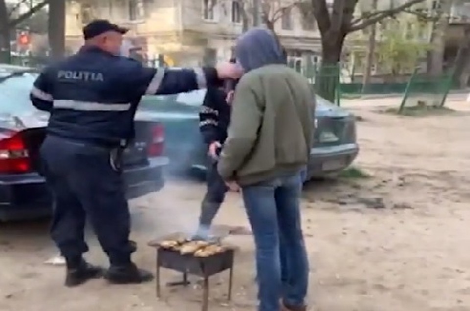 Момент применения полицейским слезоточивого газа.