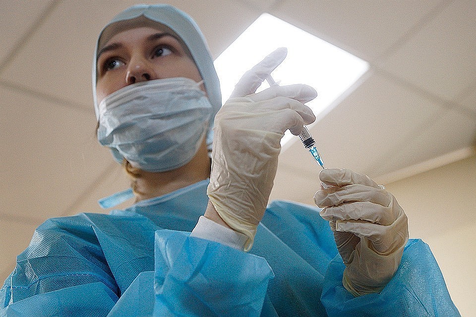 Вирусолог считает необходимым успеть создать вакцину до того, как пандемия пойдет на спад