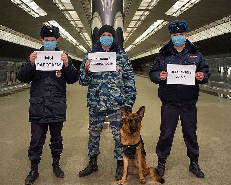 Силовики сфотографировались на станции метро "Чкаловская". Фото: Instagram УМВД по Екатеринбургу