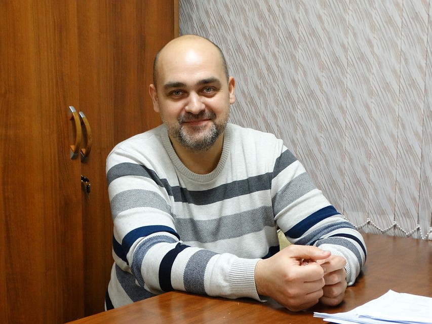 Данил Белогуб. Окончил Сыктывкарский госуниверситет по специальности «Психология», Научно-исследовательский психоневрологический институт имени В.М. Бехтерева по специальности «Медицинская психология». В республиканском Центре СПИД работает с 2006 года.