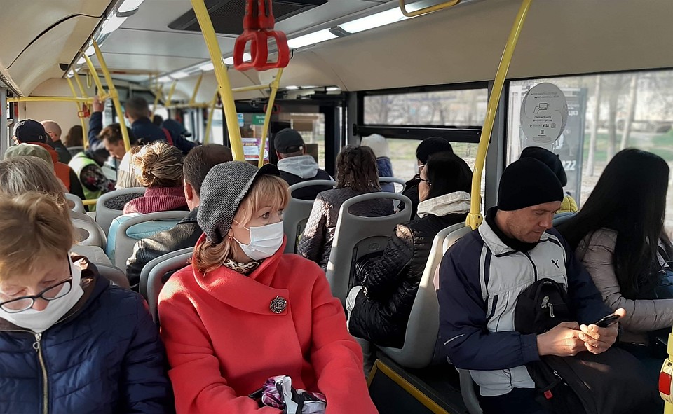 О дистанции в 1,5 метра в автобусе говорить не приходится.