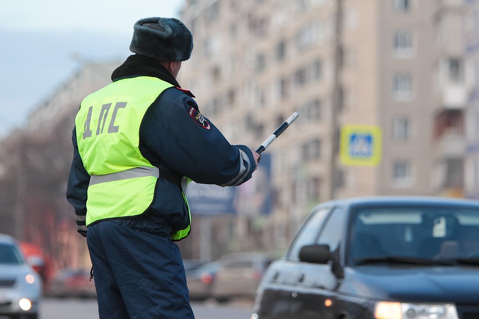 На въездах в Калининград инспекторы ГИБДД выясняют у водителей цели поездок