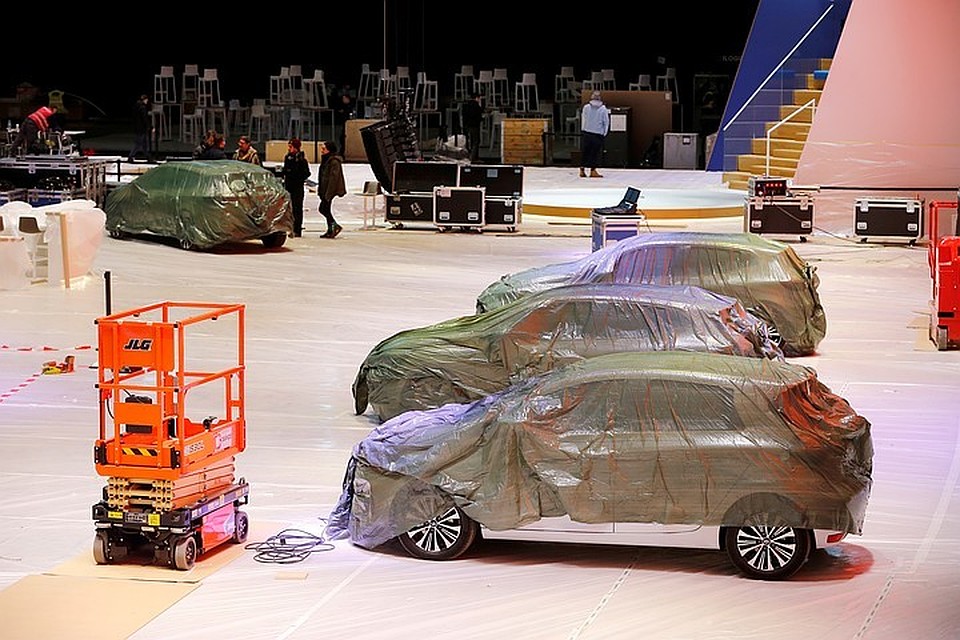 Первым в автоиндустрии от коронавируса пострадал Женевский автосалон. Несмотря на уже завезенные на стенды машины, выставку пришлось отменить.