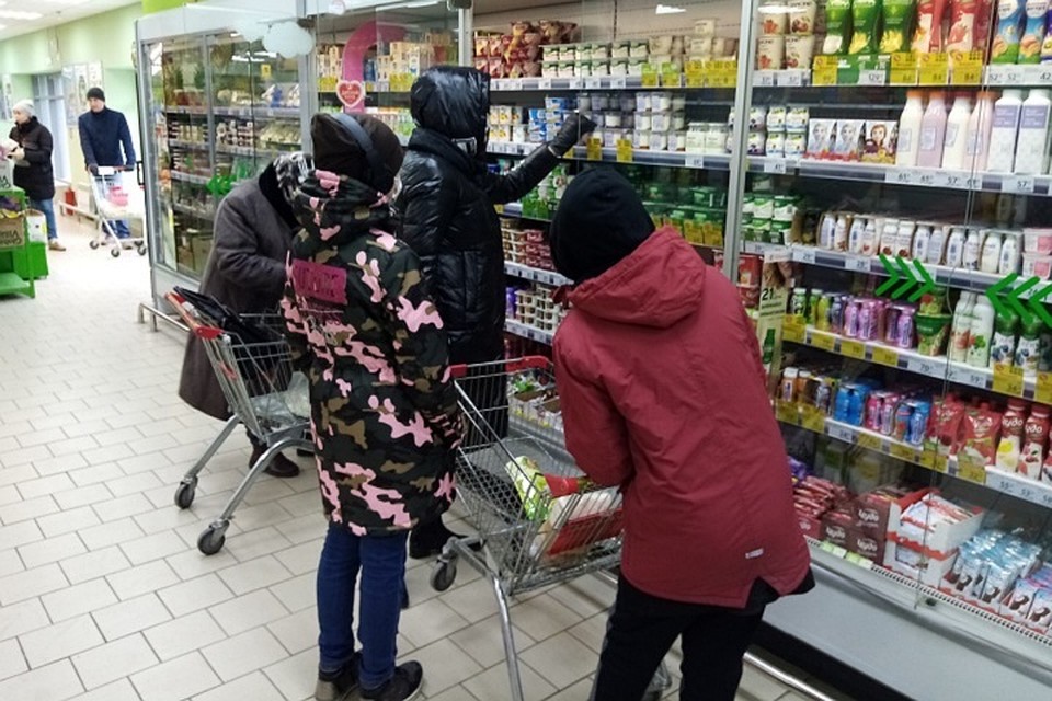 Тюменцы на самоизоляции продолжают штурмовать полки с крупами в магазинах у дома