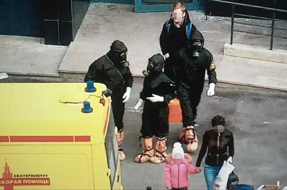 Медики были облачены в защитные костюмы. Фото: читатель "КП"