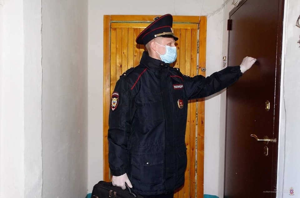 Полицейские регулярно проверяют карантинщиков.