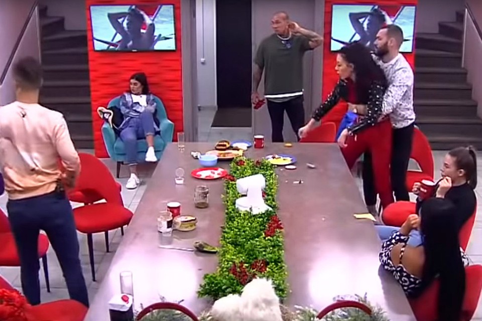Участников «Дома-2» даже осуждать скучно. Добровольное погружение в мир деградации и бессмысленности - приятнейшее занятие.