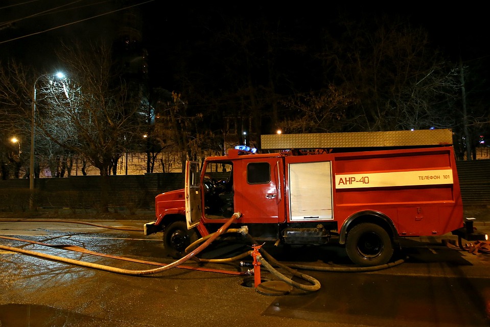 Пожар охватил несколько палаток, которые находятся рядом со стройплощадкой новой инфекционной больницы