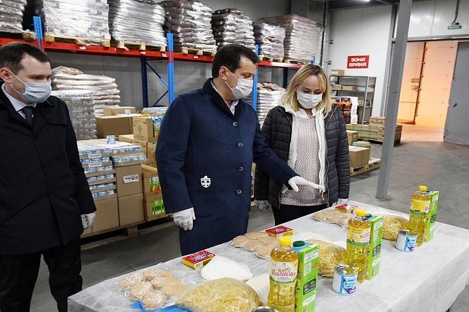 Ильсур Метшин проверил на складе продукты, которые будут выдаваться школьникам