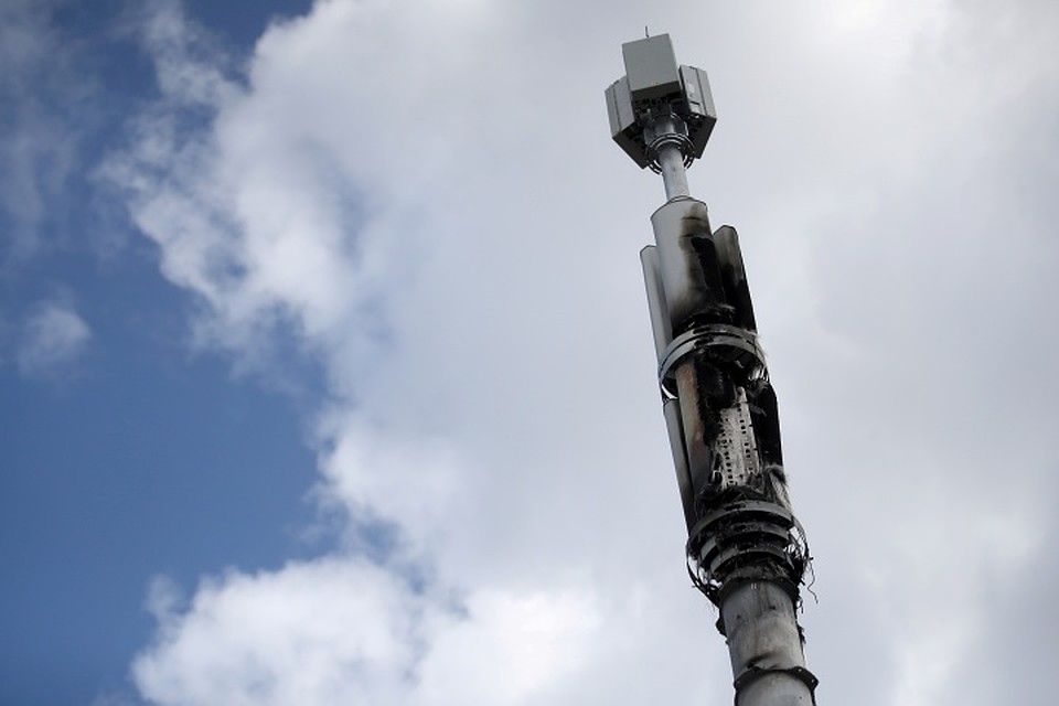 Одна из подожженных вандалами вышек 5G в Бирмингеме
