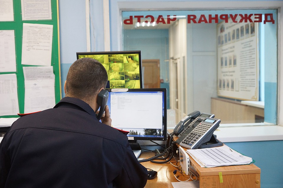 Домработница сообщила, что кто-то проник в коттедж и украл две пары дорогих часов и ювелирные украшения