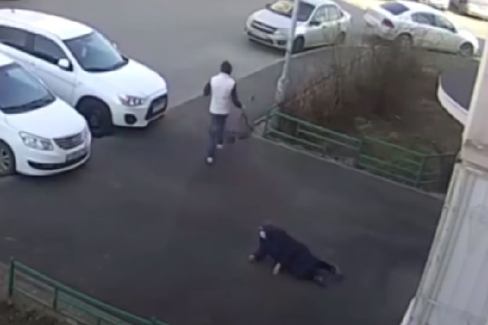 Момент ограбления бабушки попал на видео.