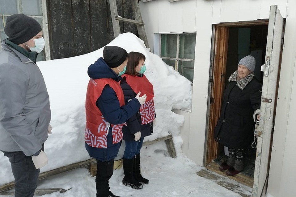 Более 400 добровольцев помогают самоизолированным пожилым ямальцам Фото: salekhard.org