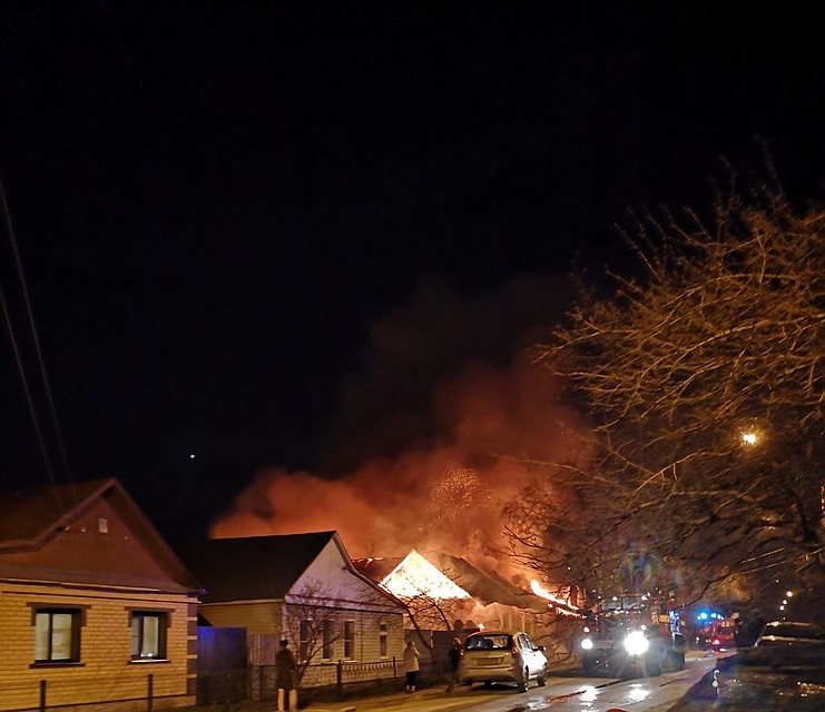 Огонь охватил два жилых дома и сарай