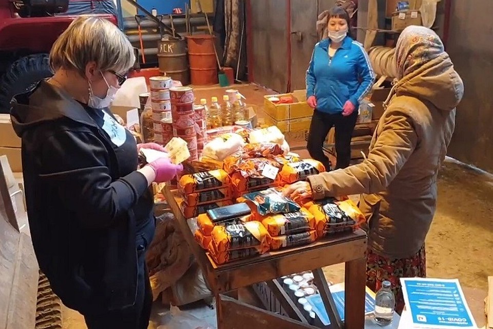 В Пельвож на «Трэколах» привозят продукты и почту Фото: Администрация Салехарда