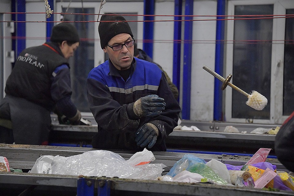 Сортировка мусора на территории мусоросортировочного комплекса.
