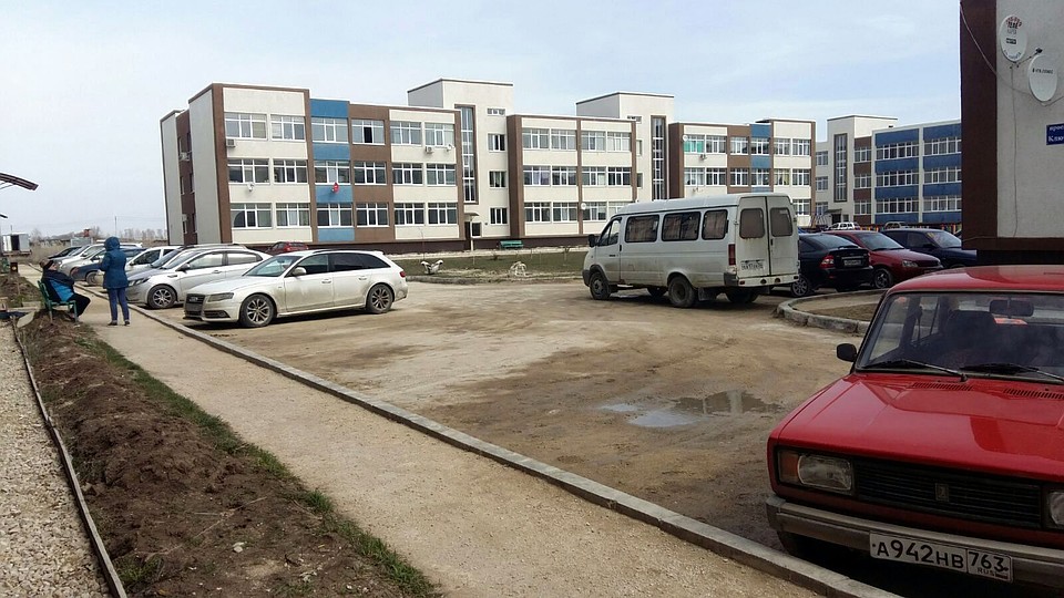 Последний дом в ЖК "Солнечный" сдали в 2015 году, но здания уже начали разрушаться