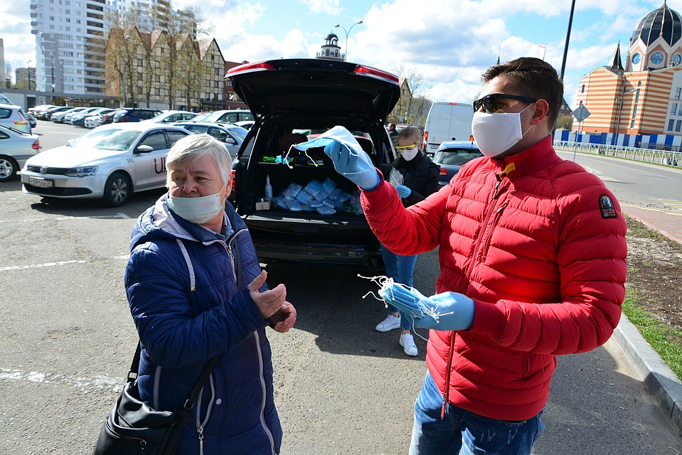 По мнению Александра Кравченко, медицинские маски должны носить все и повсеместно.