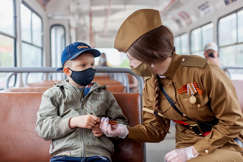 Все пассажиры получили георгиевские ленточки.