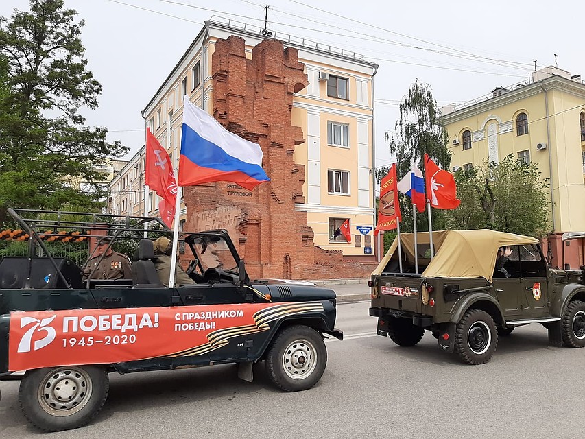 Песни военных лет волгоградцы подпевали участникам акции.
