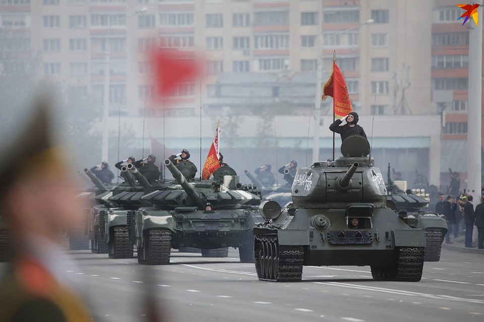 Открывал парад техники легендарный танк Т-34.