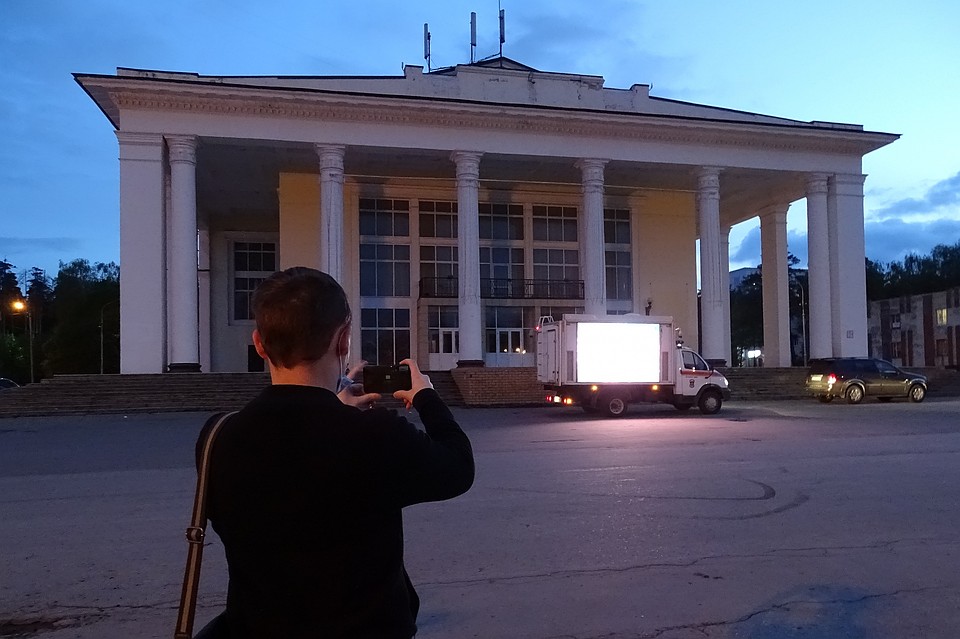 В День Победы по Липецку проехал автомобиль-телевизор МЧС