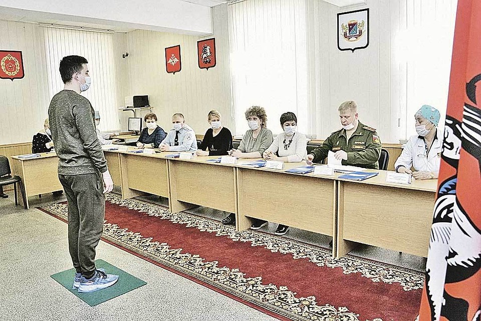 Призыв во время пандемии - и новобранец, и вся призывная комиссия в медицинских масках. А документы собраны заранее дистанционно.