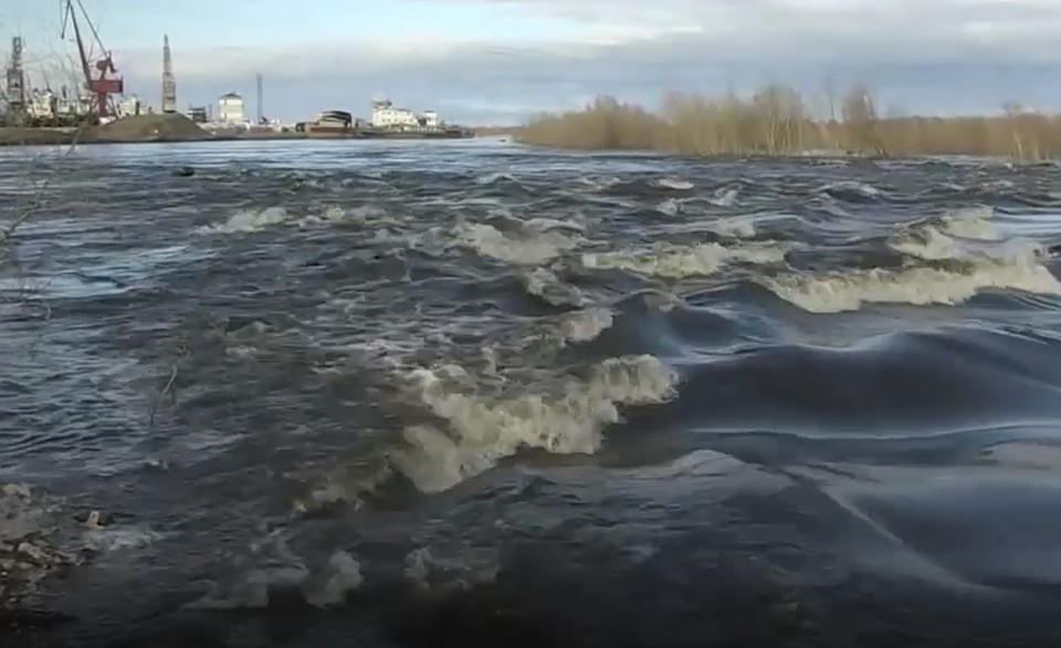 Река хлынула в город.