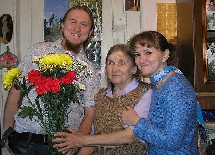 Мария Ивановна с внуками Сашей и Надей. Снимок сделан несколько лет назад.