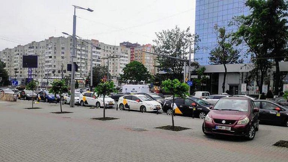 Водители такси почтили память своего товарища, погибшего в страшной аварии.