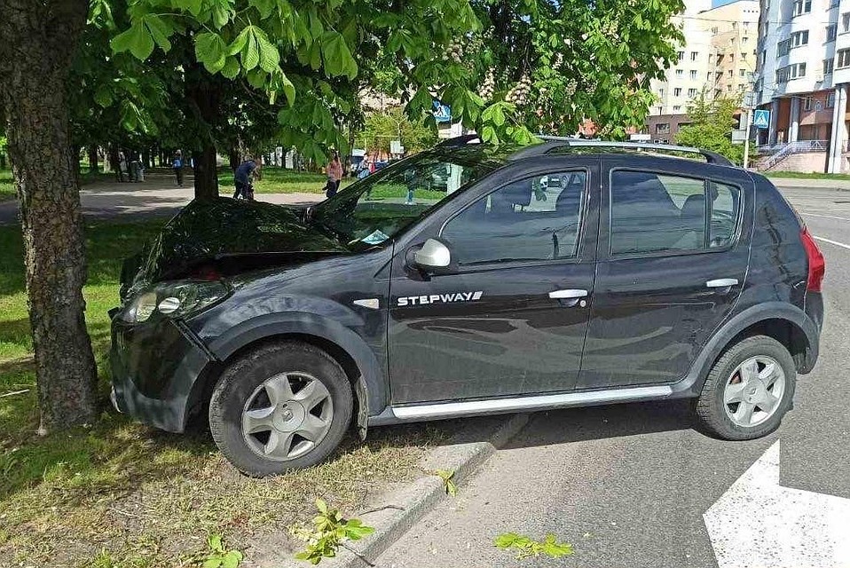 В Минске столкнулись два легковых автомобиля. Фото: Телеграм-канал управления ГАИ ГУВД Мингорисполкома