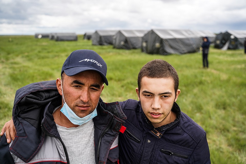 В палаточный лагерь на окраине Большой Черниговки прибывают сотни человек в день