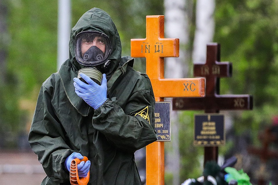 Москва. Работник Бутовского кладбища во время похорон умерших после заражения коронавирусом. Фото: Сергей Бобылев/ТАСС