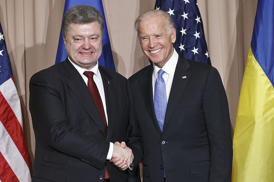 Джо Байден и Петр Порошенко в 2016 году.
