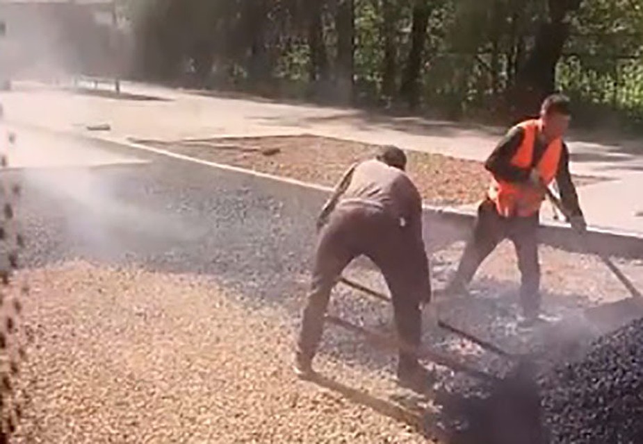 В администрации Нижнего Новгороде объяснили, зачем снимали хороший асфальт на улице Адмирала Нахимова. ФОТО: "Регион-52"