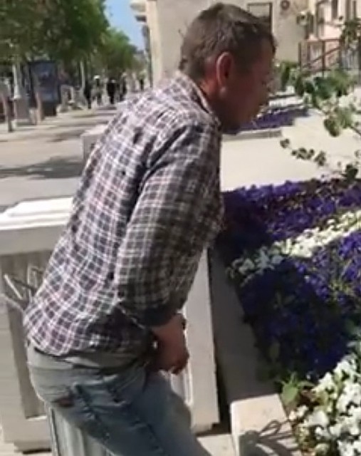 Мужчина не утерпел. А будь рядом кабинка мог бы и по культурному... Фото: группа «Возрождение Севастополя»