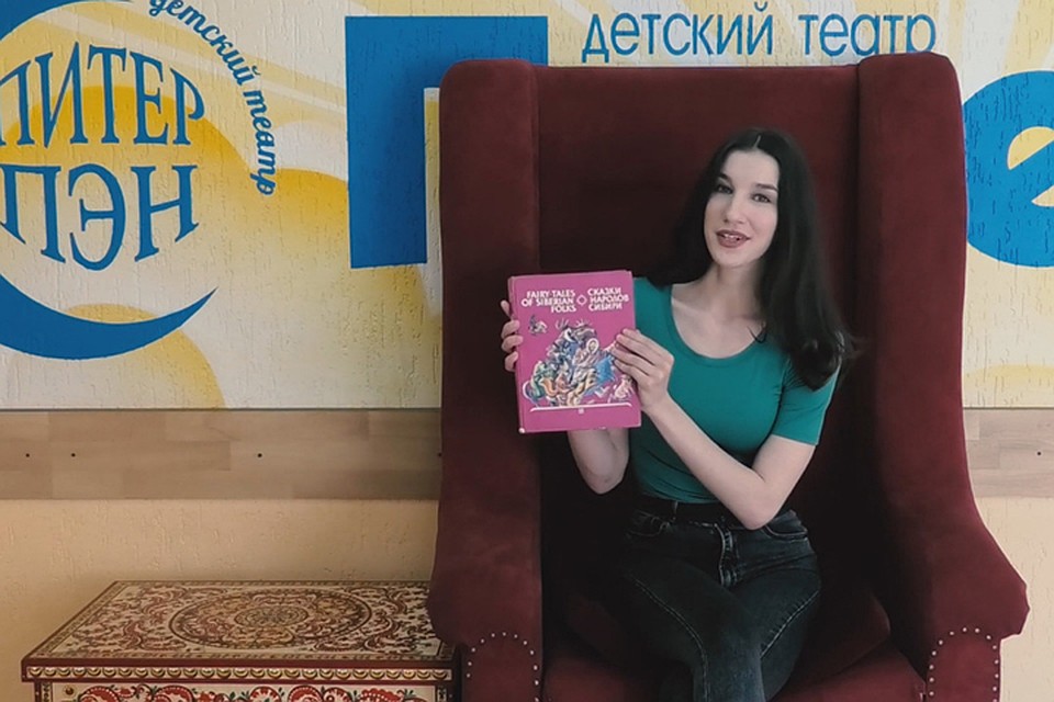 Сказки, прочитанные артистами театра, звучат особенно, по-домашнему, тепло и доверительно. ФОТО: Кадр видео Новокузнецкого драматического театра.