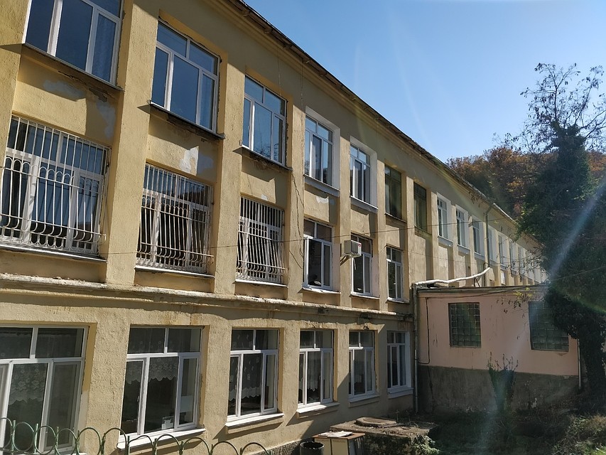 В школы выпускников за аттестатом будут пускать по одному.