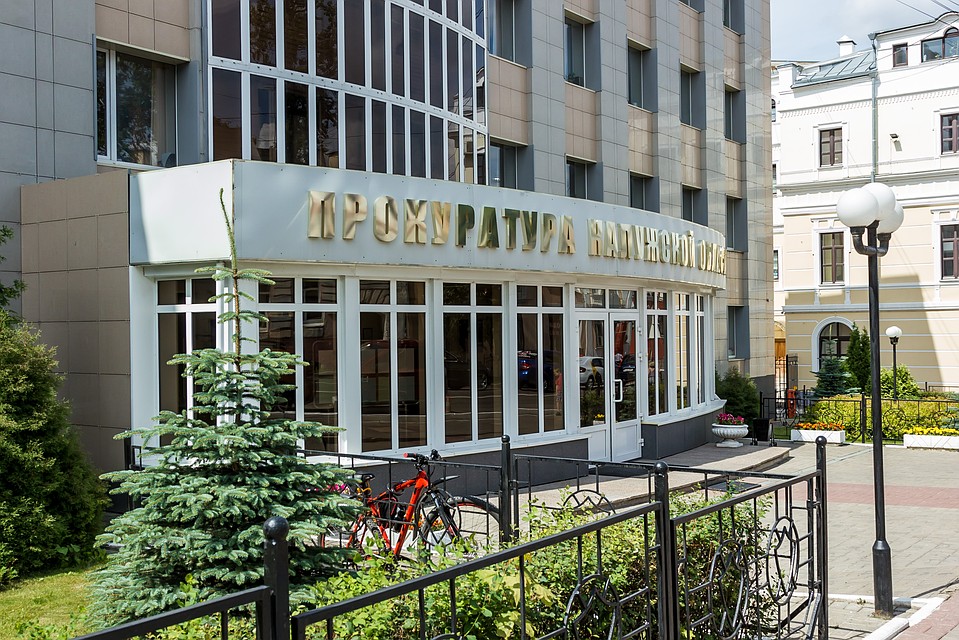 Грабительница дважды оттолкнула беременную женщину.