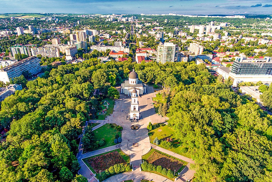 Кишинев на выходных для пешеходов и водителей.