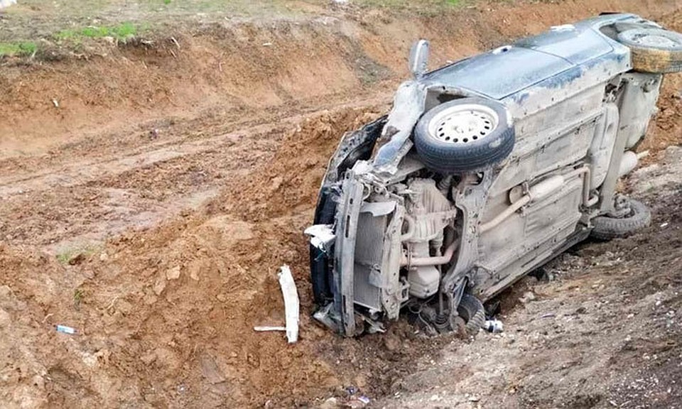Автомобиль упал в глубокий кювет.