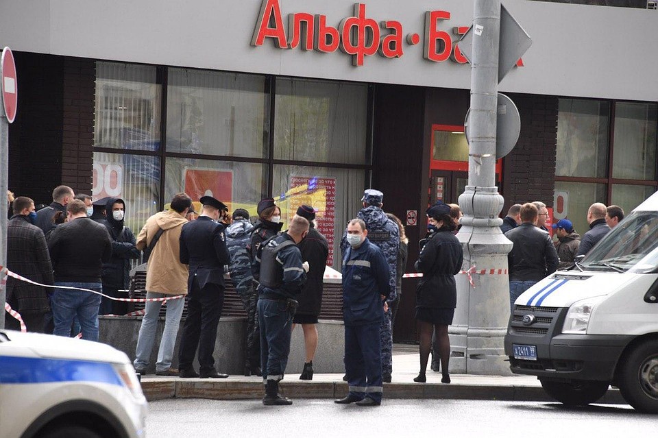 Саперы приехали на место захвата заложников в московском банке