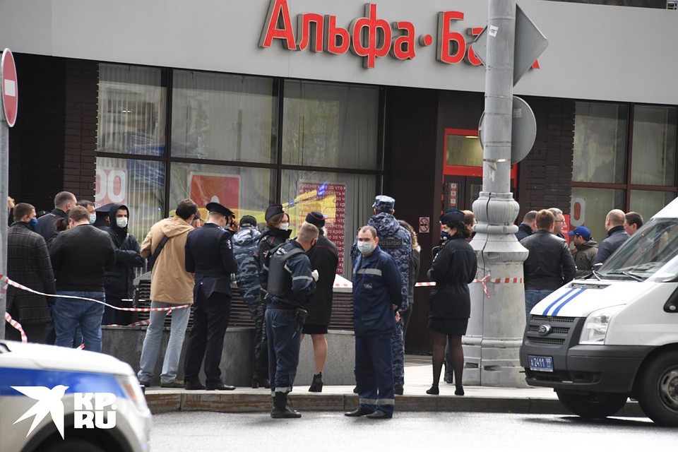 Захвативший заложников в банке в Москве пройдет психиатрической экспертизе