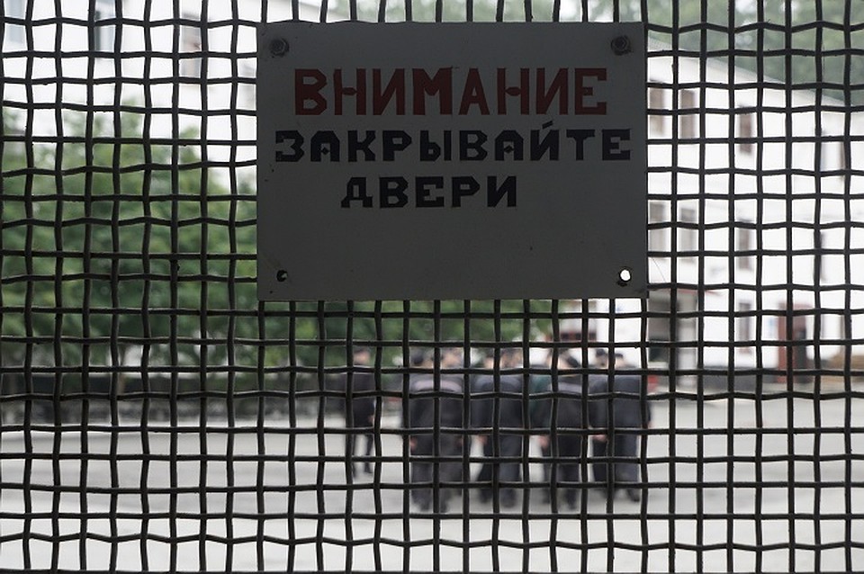 У большинства сотрудников и заключенных инфекция протекает бессимптомно