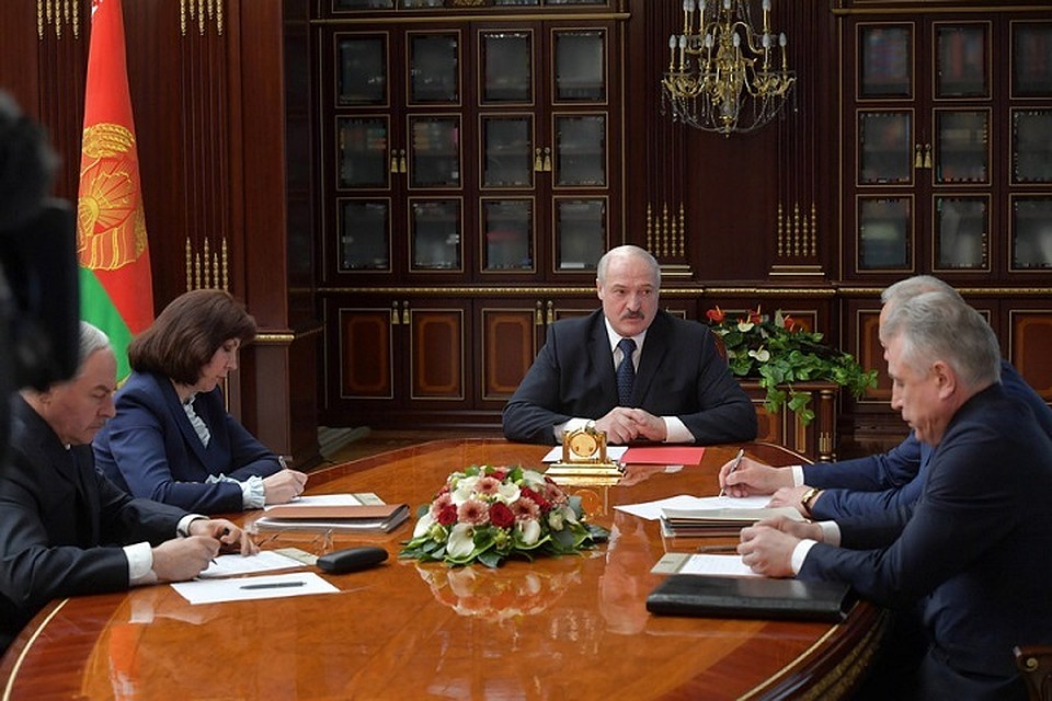 На совещании президент снова подчеркнул, что не стоит расслабляться, из-за вероятности второй волны COVID-19. Фото: belta.by.