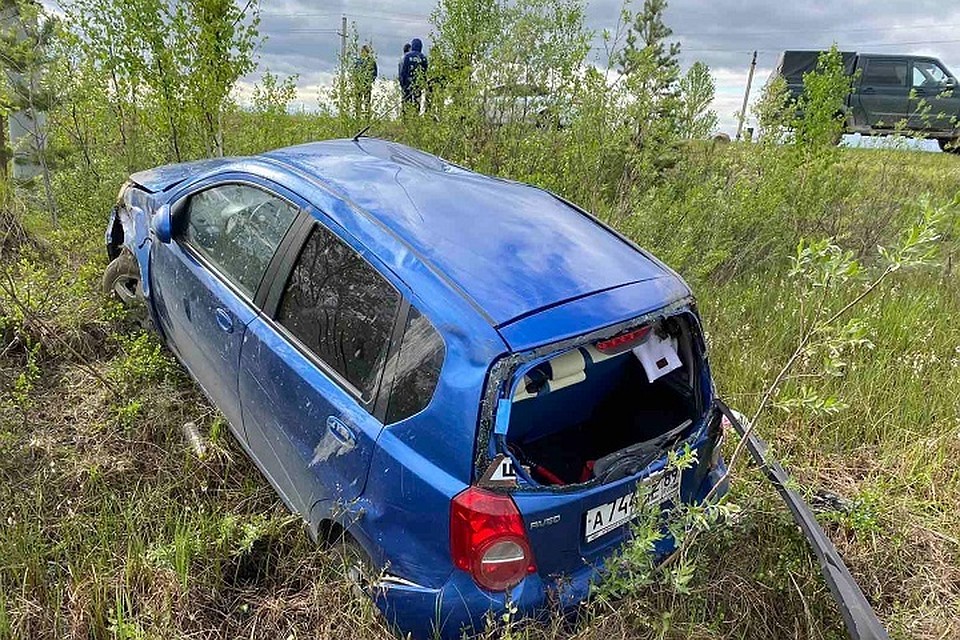 На трассе Сургут-Салехард женщина за рулем иномарки вылетела в кювет Фото: Госавтоинспекция Ямала