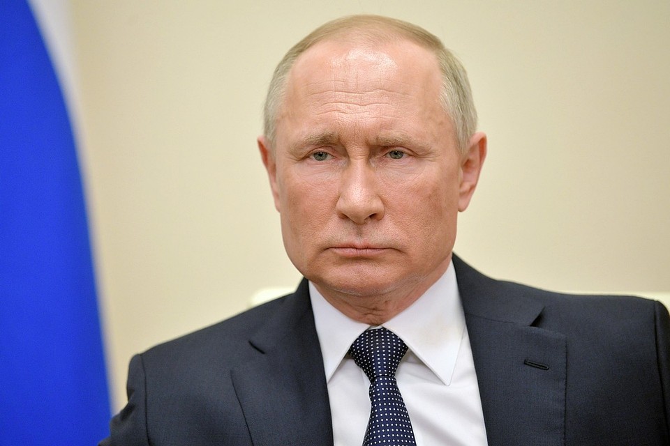 Путин бросил ручку на стол во время совещания по пожарам