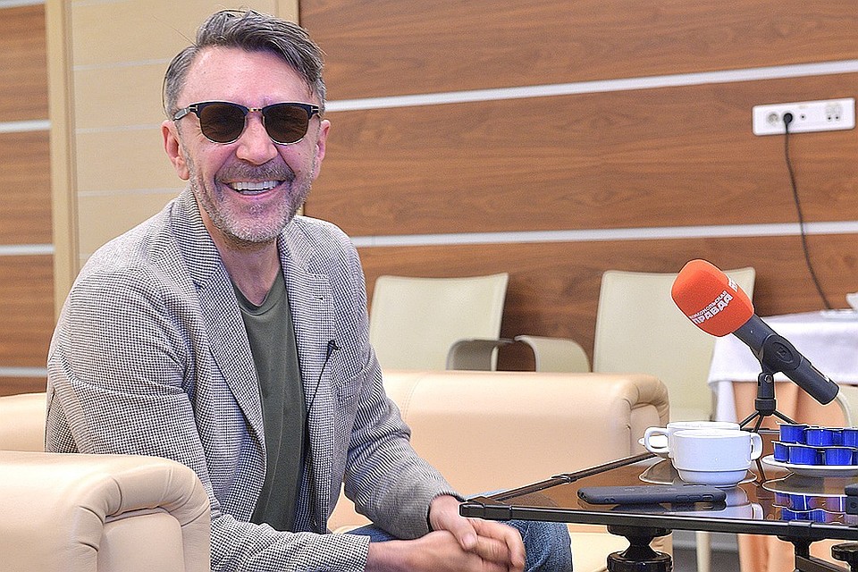 Сергей Шнуров посмеялся над звездами, которые начали плакаться о своих маленьких доходах.